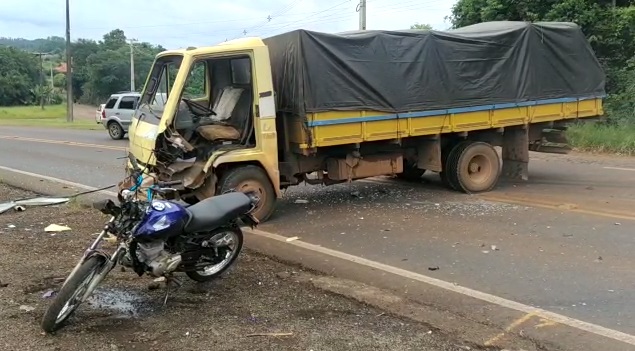 Imagem referente a Jovem morre após grave colisão entre moto e caminhão em Enéas Marques
