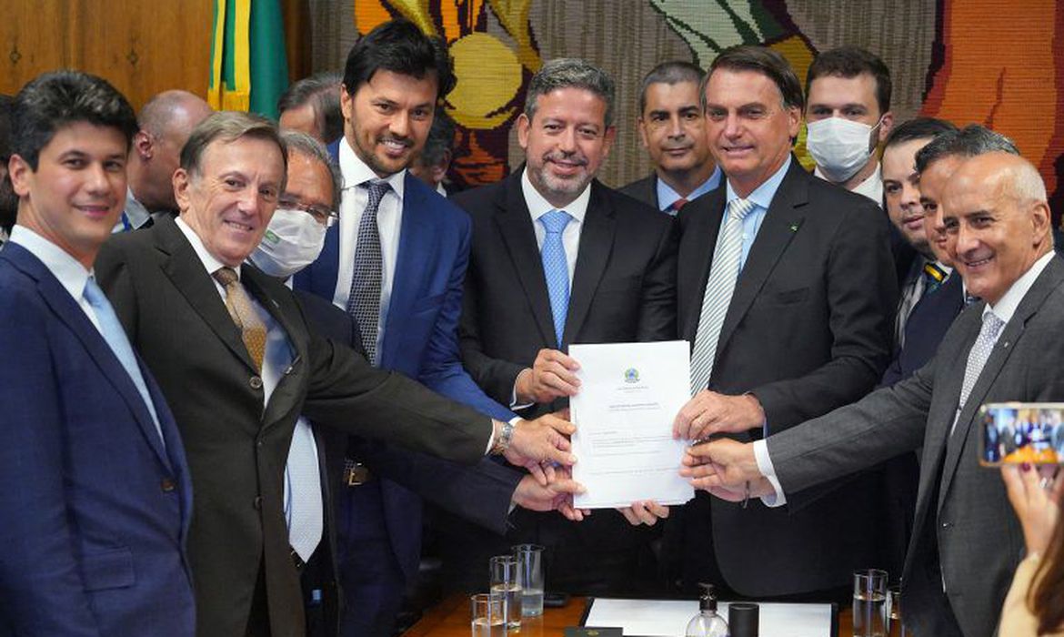 Imagem referente a Bolsonaro entrega à Câmara PL que permite privatização dos Correios