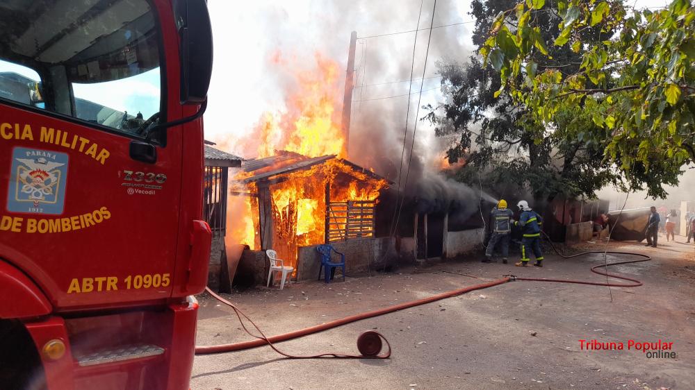 Imagem referente a Três casas pegam fogo no Jardim Jupira em Foz do Iguaçu