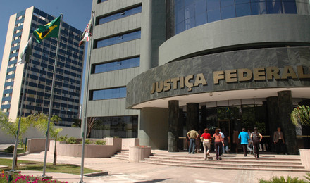 Imagem referente a Imigrantes latino-americanos ganham na Justiça Federal direito a residência provisória