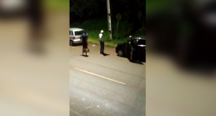Imagem referente a Internauta grava vídeo de motorista após atingir vários carros em acidente no Periolo