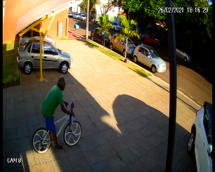 Imagem referente a Imagem flagra homem furtando bicicleta na Rua Santa Catarina