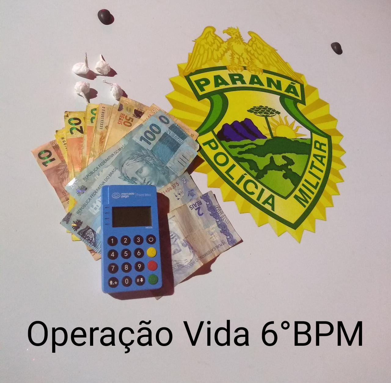 Imagem referente a Operação Vida: Durante abordagem no Santa Cruz, PM localiza cocaína, dinheiro e até máquina de cartão