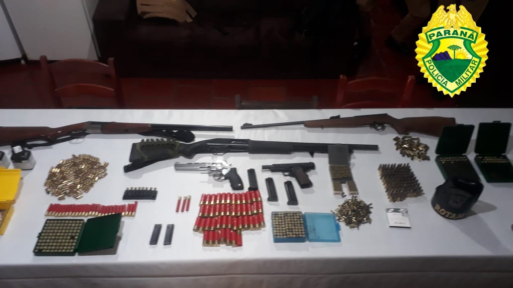 Imagem referente a Ao atender tentativa de homicídio, PM apreende grande quantidade de armas e munições em Corbélia