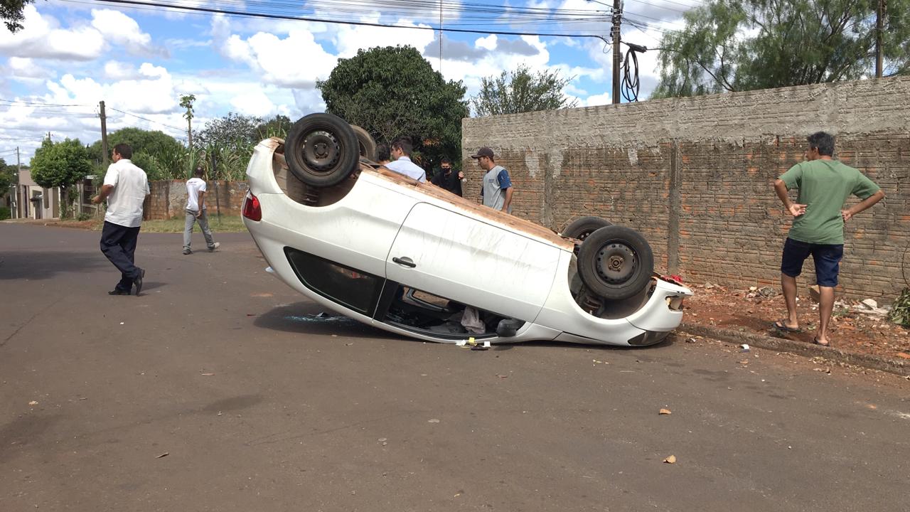 Imagem referente a Carro capota ao se envolver em acidente de trânsito no Bairro Brasmadeira