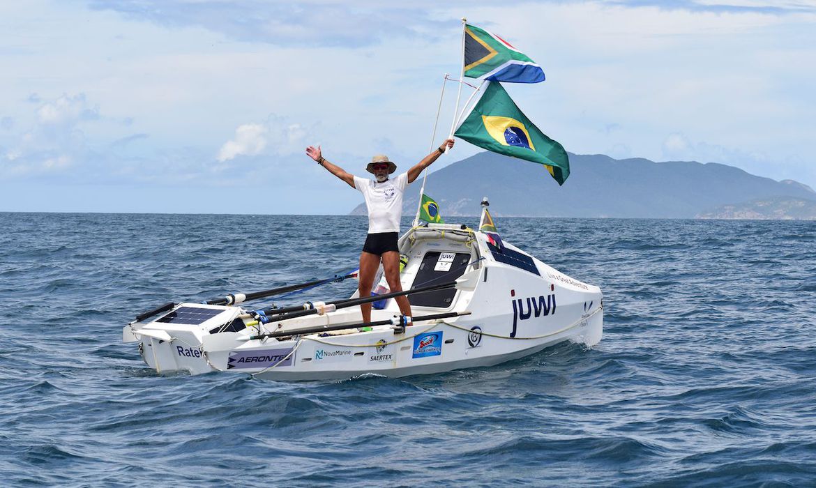 Imagem referente a Sul-africano bate recorde mundial de travessia a remo do Atlântico