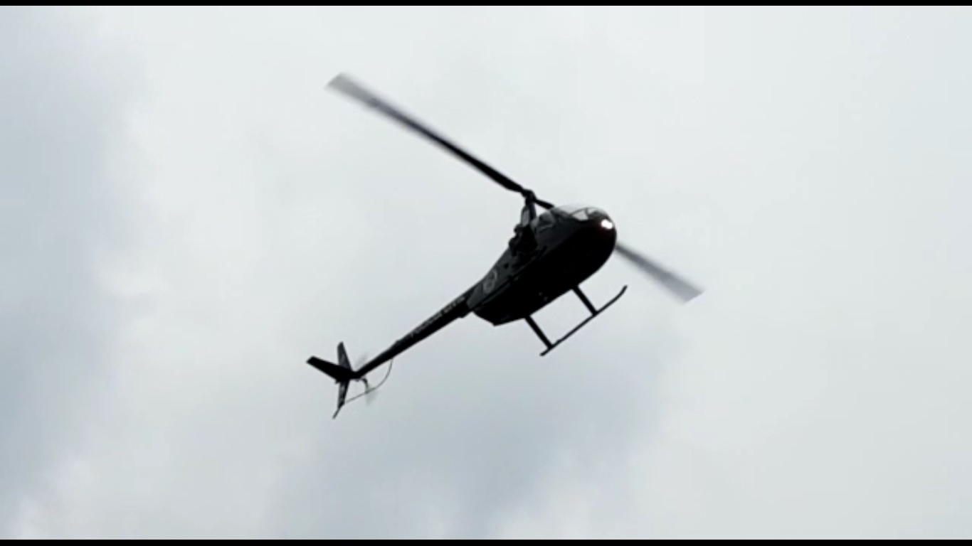 Imagem referente a Helicóptero da Polícia Civil lança pétalas de rosas sobre comboio com corpo de investigador
