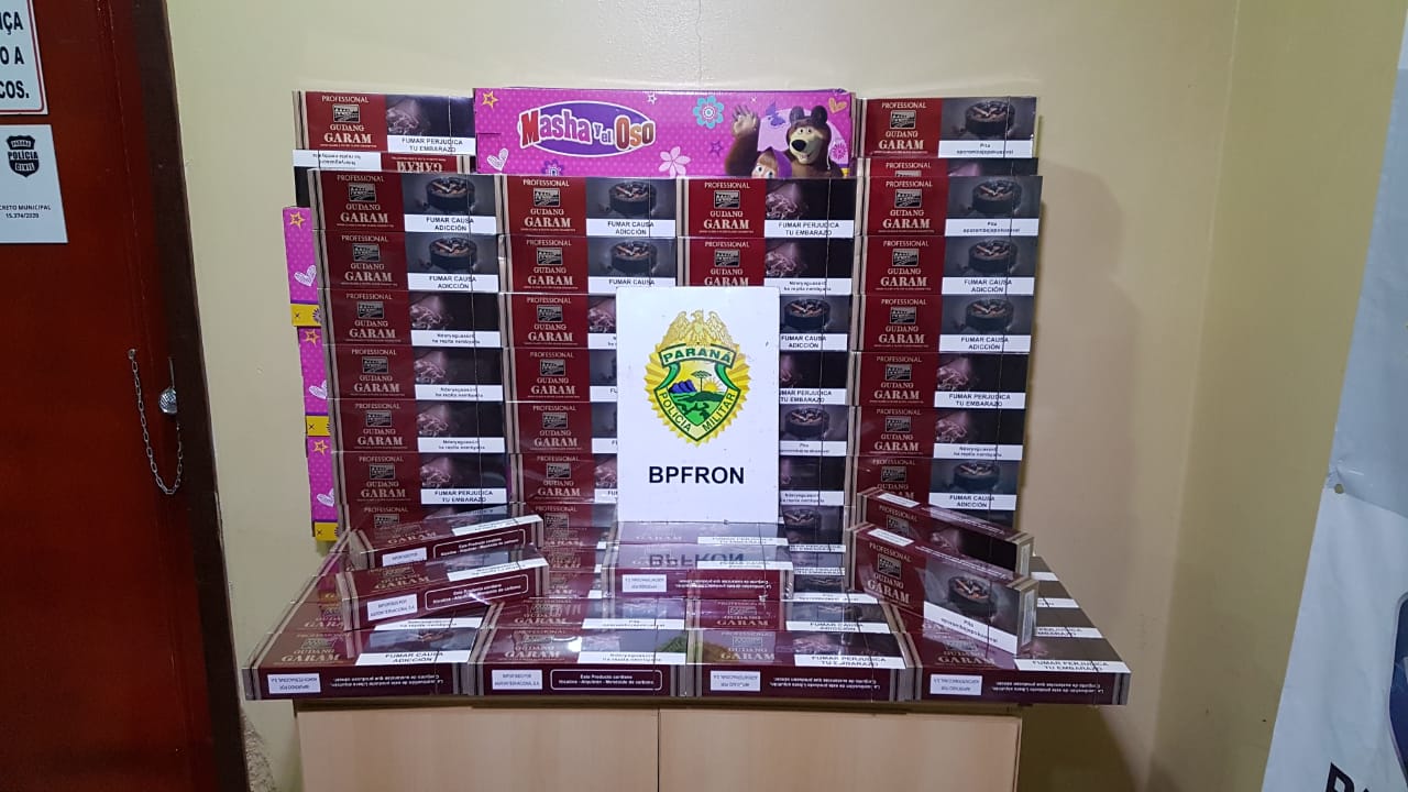 Imagem referente a BPFron apreende 61 pacotes com cigarros contrabandeados após abordagem em ônibus na Av. Tancredo Neves