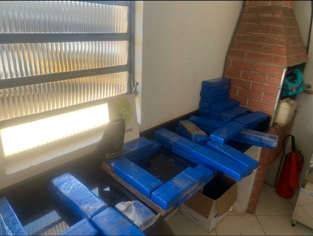 Imagem referente a PM localiza e apreende 50 tabletes de maconha em residência na Zona Leste de Londrina; dois foram presos