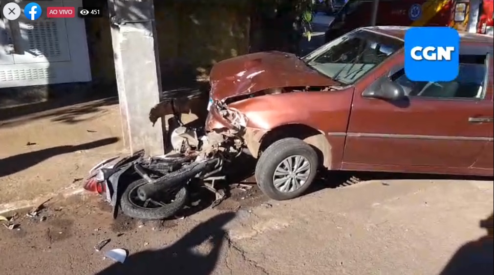 Imagem referente a Prensada contra poste, motocicleta fica destruída em acidente no Centro; piloto é socorrido pelo Siate