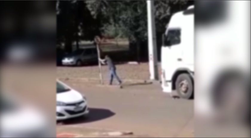 Imagem referente a Vídeo mostra homem arrancando placa que sinaliza proibição de estacionamento em rua do XIV