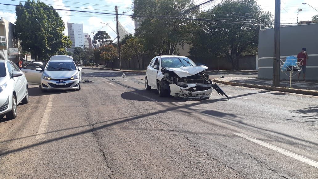 Imagem referente a Carros se envolvem em colisão no cruzamento das Ruas Minas Gerais e Rafael Picoli