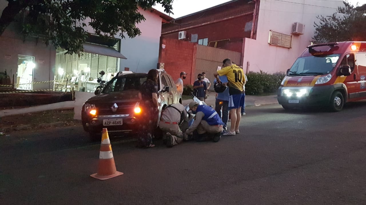 Imagem referente a Mulher fica ferida em colisão envolvendo carro e moto, na Rua Curitiba