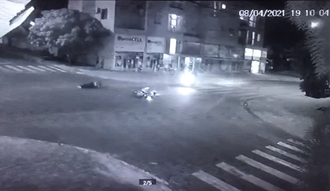Imagem referente a Homem empina a moto e bate contra outra motocicleta no Bairro Cascavel Velho; Câmera registrou a colisão