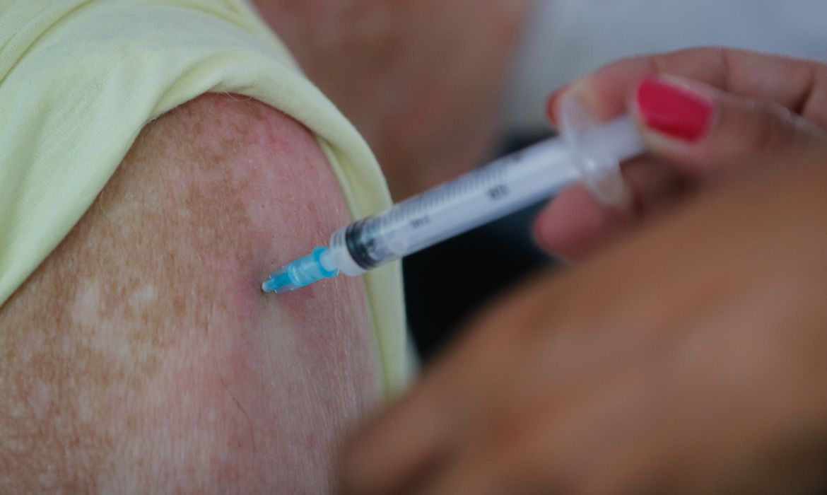 Imagem referente a Vacinados contra a covid-19 no Brasil chegam a 25,7 milhões; 12,17% da população