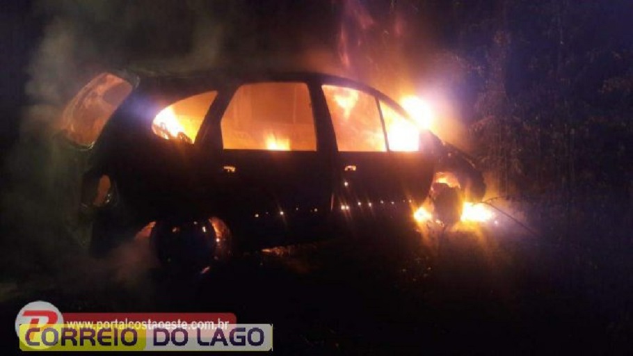Imagem referente a Carro fica destruído em incêndio em Santa Terezinha de Itaipu