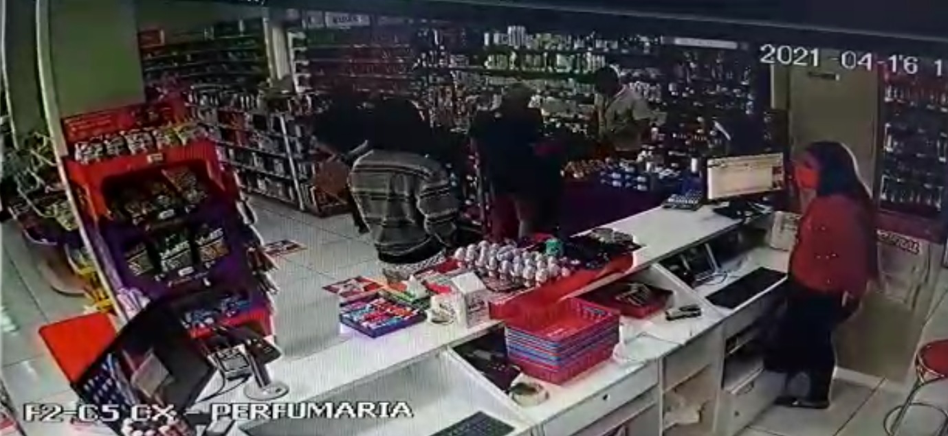Imagem referente a Câmera de segurança registra ação de criminosos em farmácia no Centro da cidade