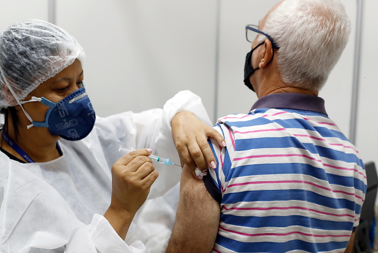 Imagem referente a Mais de 1,5 milhão de pessoas já receberam a 1ª dose da vacina contra a Covid-19 no Paraná