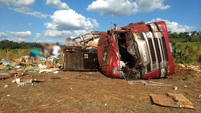 Imagem referente a Caminhão tomba e motorista fica ferido na BR-163 em Capanema