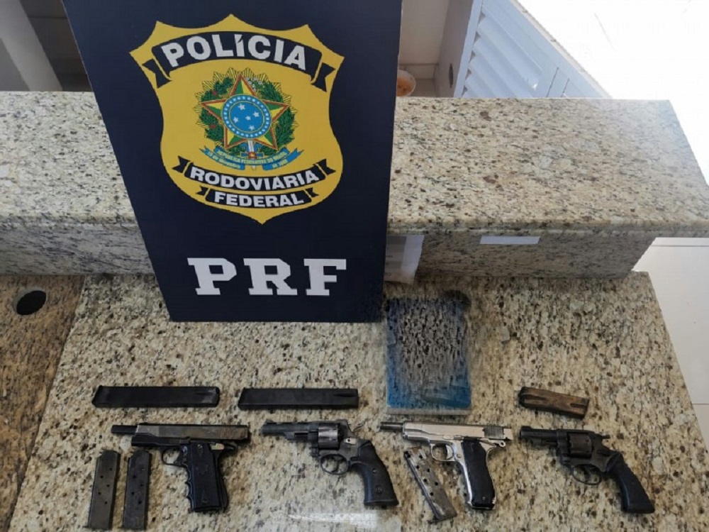 Imagem referente a PRF de Santa Terezinha de Itaipu apreende duas pistolas, dois revólveres e seis carregadores em ônibus interestadual na BR-277