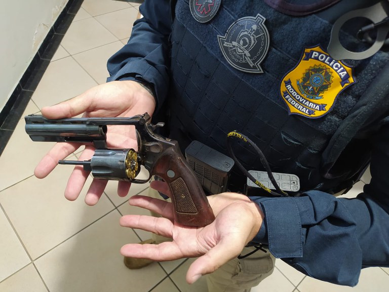 Imagem referente a PRF prende idoso com revólver na cintura em Santa Terezinha de Itaipu
