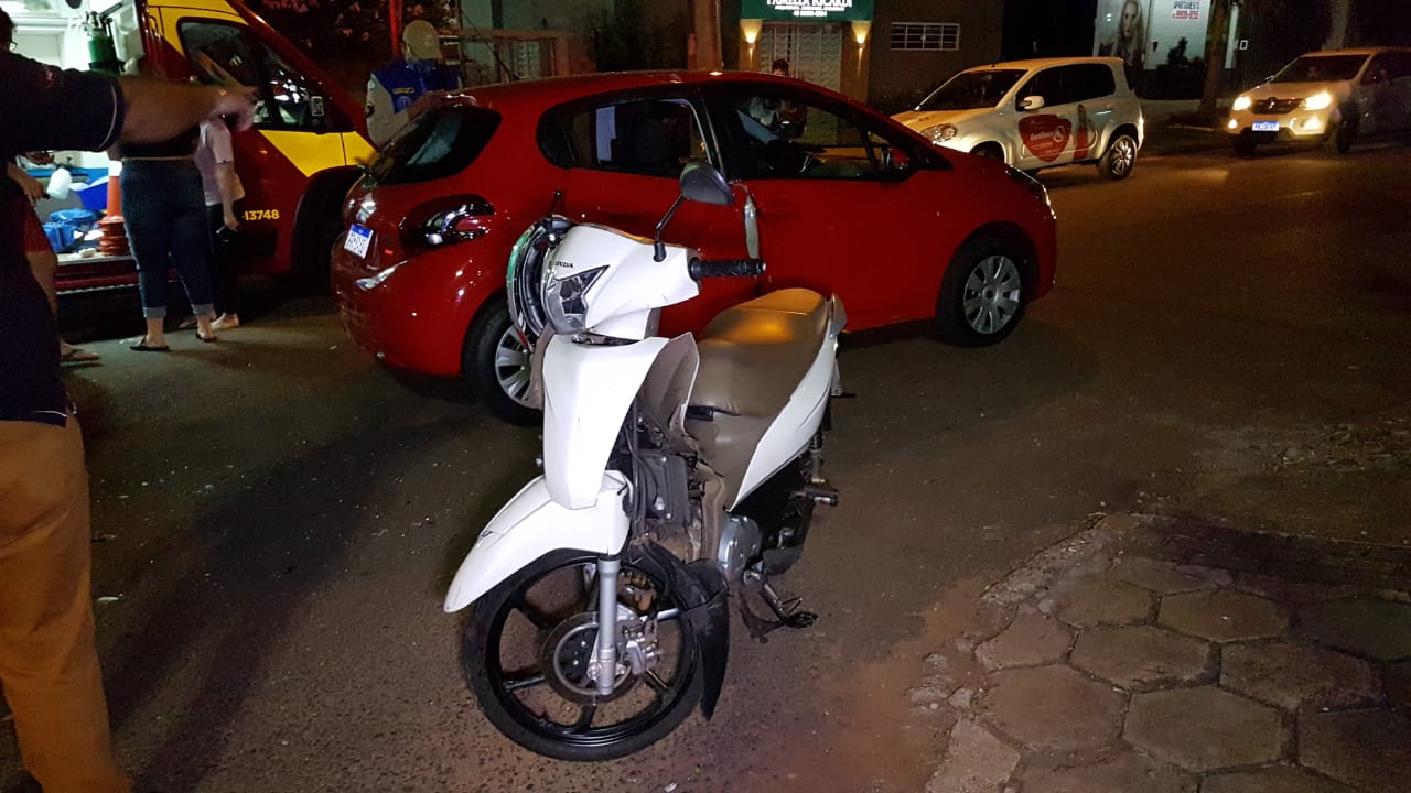 Imagem referente a Carro e moto se envolvem em acidente na Avenida Brasil, no Bairro Coqueiral