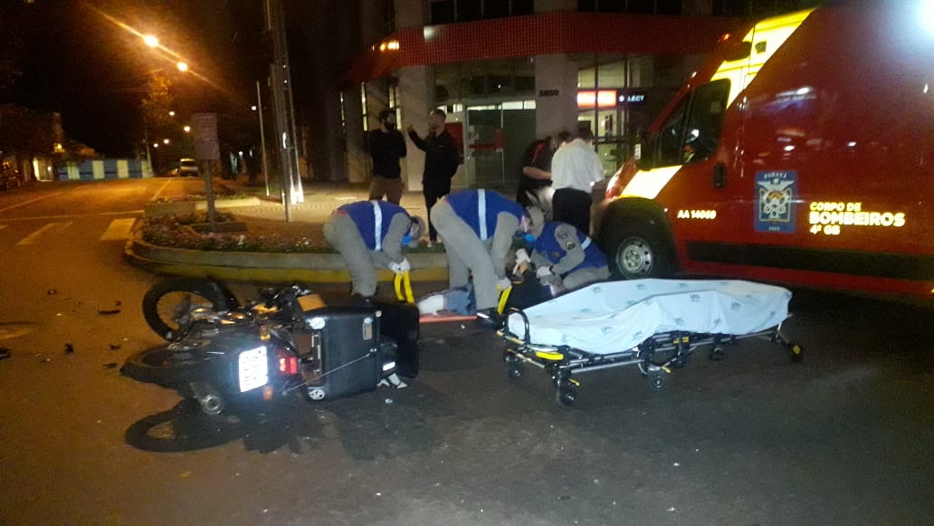 Imagem referente a Motociclista colide com ônibus em cruzamento na Avenida Brasil e sofre ferimentos moderados, no Centro