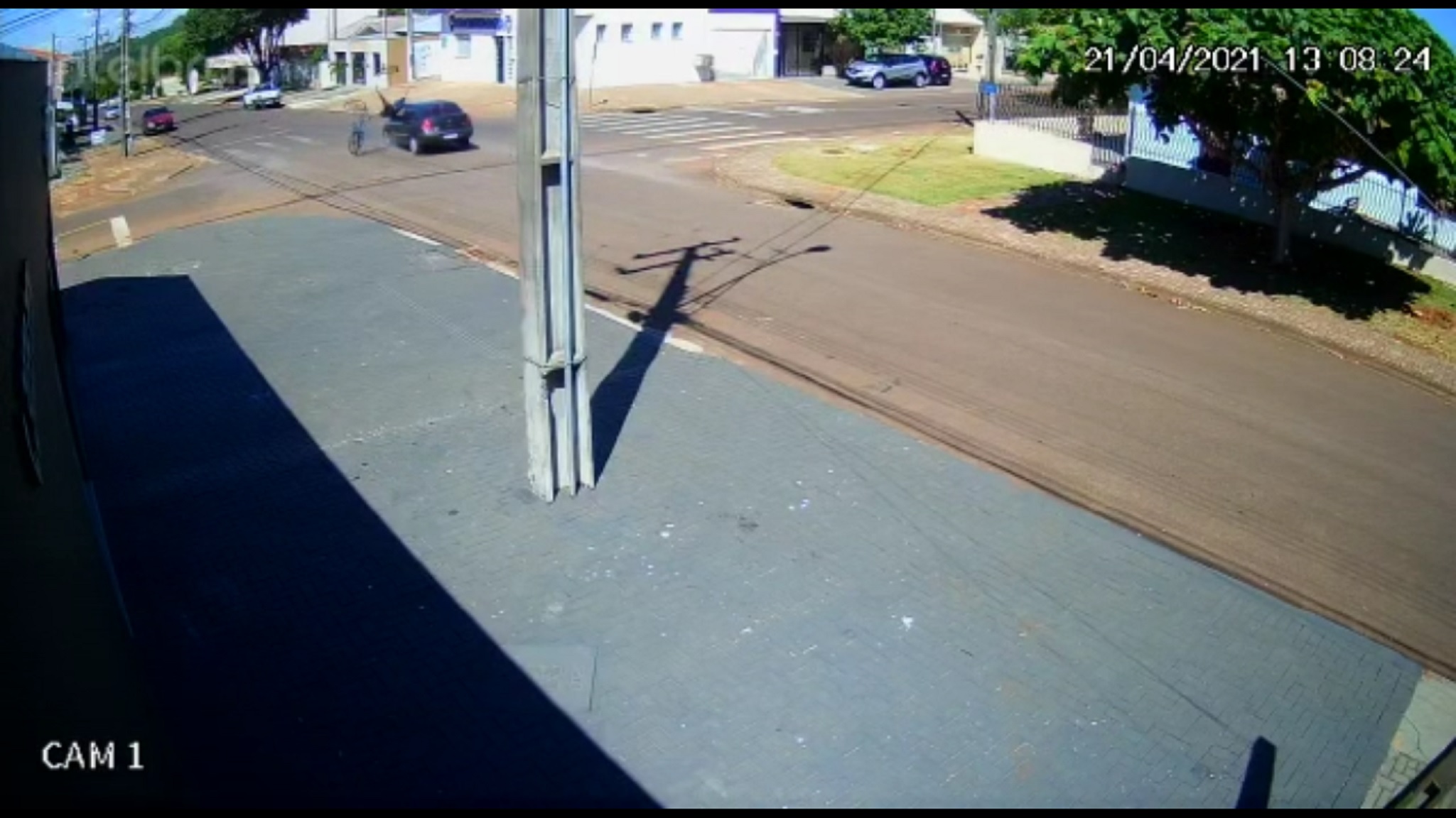 Imagem referente a Vídeo mostra ciclista atravessando a preferencial e se envolvendo em colisão com carro