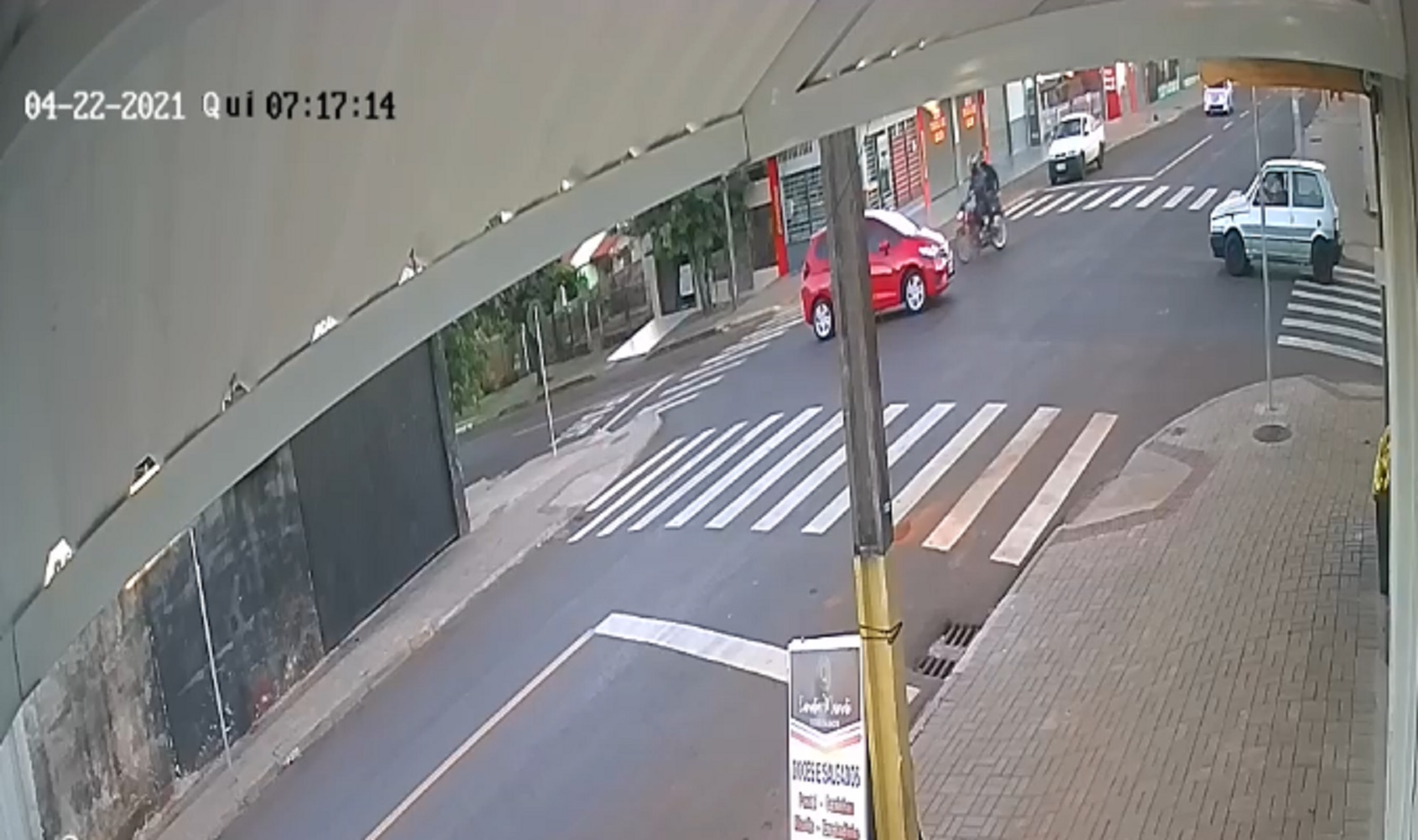 Imagem referente a Apesar de baixa velocidade e tentativa de freada, motociclista se envolve em colisão com carro; veja o vídeo