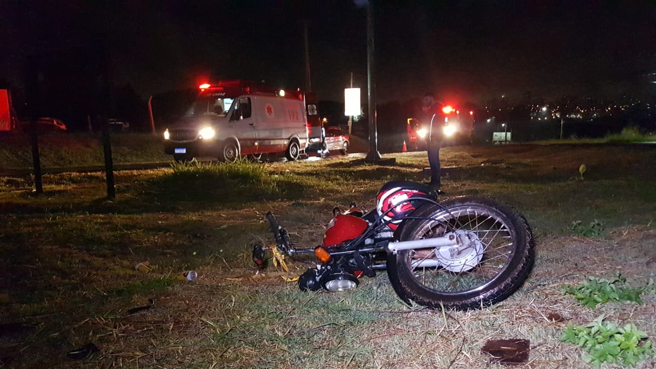 Imagem referente a Motociclista perde controle, sai da pista e sofre queda em canteiro no início da Rua Jorge Lacerda