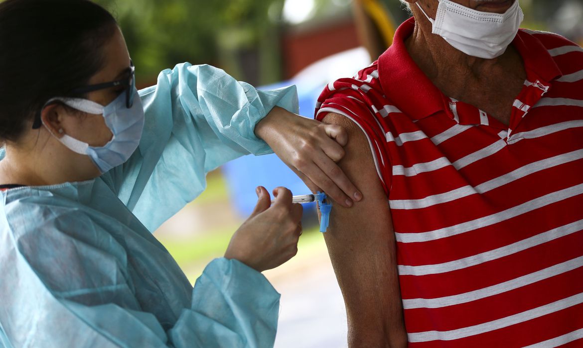 Imagem referente a Vacinados contra a covid-19 no Brasil chegam a 33,4 milhões, 15,77% da população