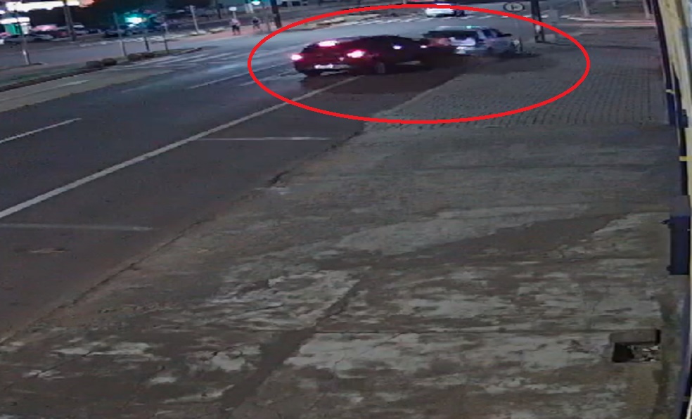 Imagem referente a Câmera mostra momento em que Fox que estava estacionado é atingido na traseira, na Avenida Barão do Rio Branco