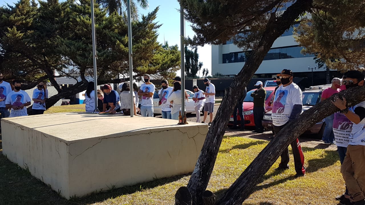 Imagem referente a Após homicídio no Gralha Azul, familiares e moradores fazem protesto pedindo por justiça e mais segurança na região