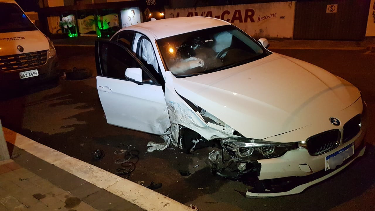 Imagem referente a Roda de BMW é arrancada após colisão com outros dois veículos estacionados no Centro