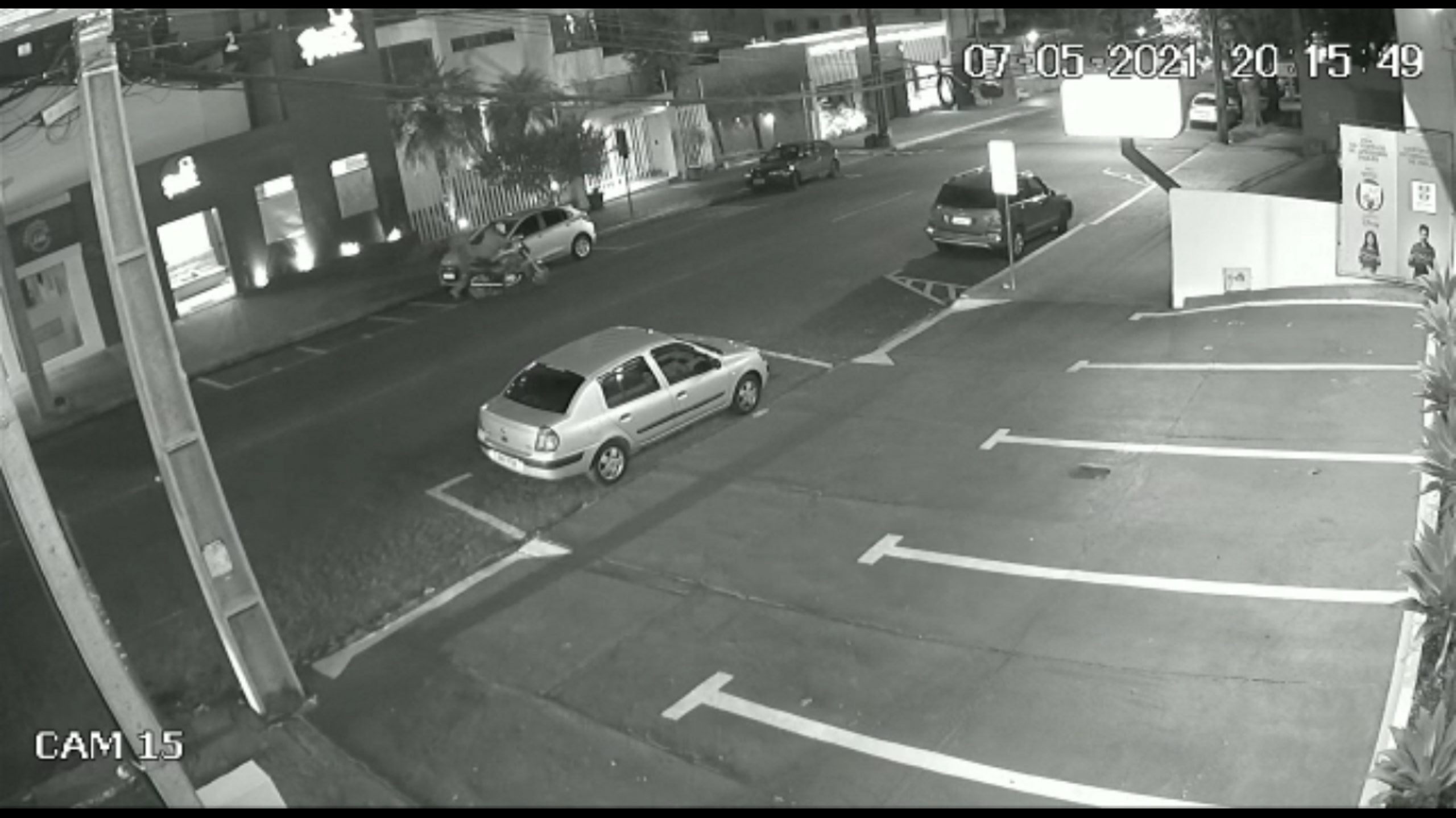 Imagem referente a Vídeos mostram motocicleta sendo furtada na Rua Mato Grosso, na Região Central