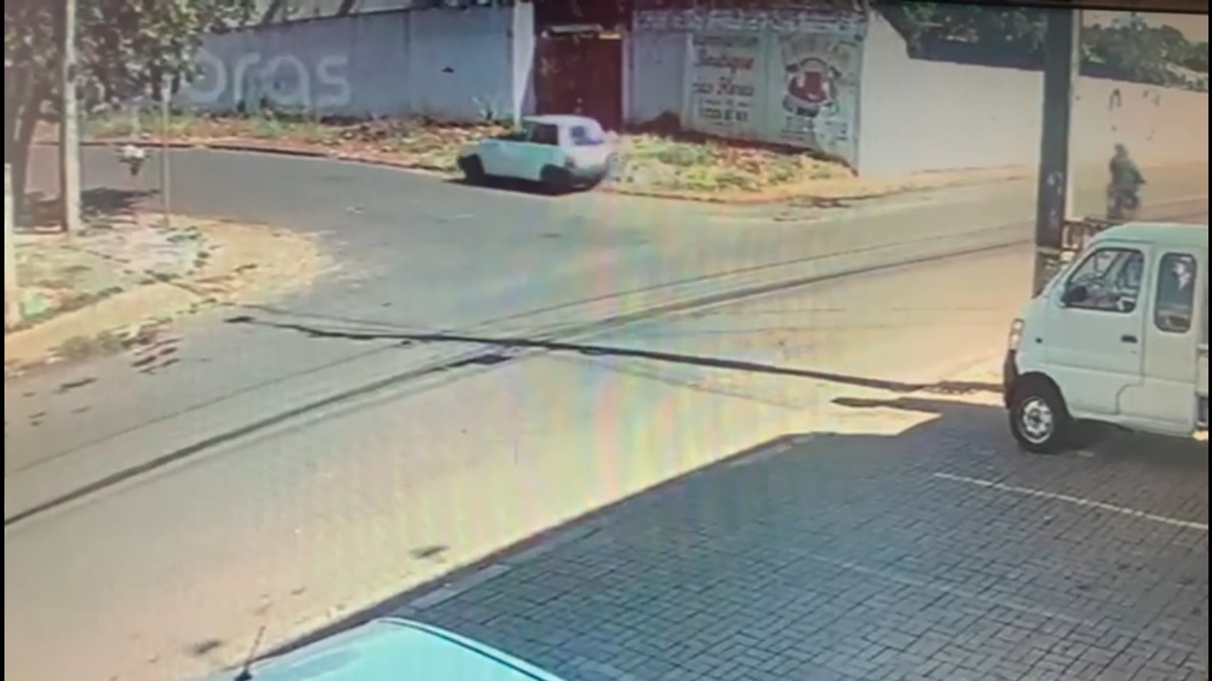 Imagem referente a Vídeo mostra Uno sem direção antes de bater contra portão de residência no Brasília