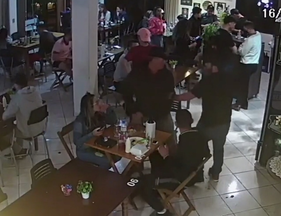 Imagem referente a Imagens fortes: Atirador executa homem em restaurante e policial, ao tentar intervir, também morre baleado