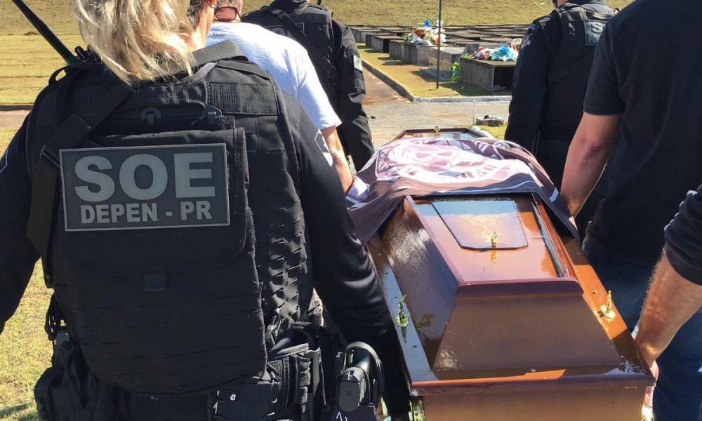 Parade with the body of the criminal police officer André Felipe Varela takes place to the cemetery Cristo Redentor, in Guarujá