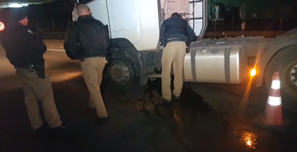 Imagem referente a Após intenso tiroteio no Trevo Cataratas, caminhão roubado em Toledo é recuperado pela PM; assaltante foi preso