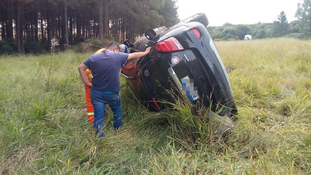 Imagem referente a Motorista capota veículo na PR-272, entre Faxinal e Mauá da Serra, e acaba preso; Entenda