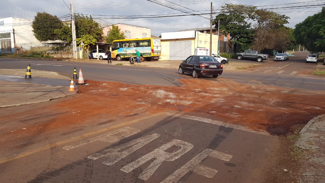 Imagem referente a Mancha de óleo encontrada no cruzamento das Ruas Antônio Damian e Jorge Lacerda é coberta com terra