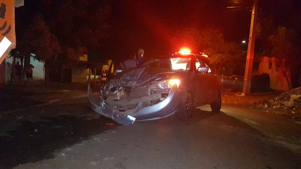 Honda Civic colide contra caçamba de entulhos e mulher fica ferida no Bairro Interlagos