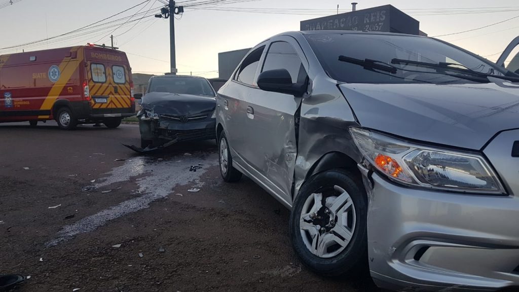 VW Gol e Prisma colidem em cruzamento no Bairro Morumbi