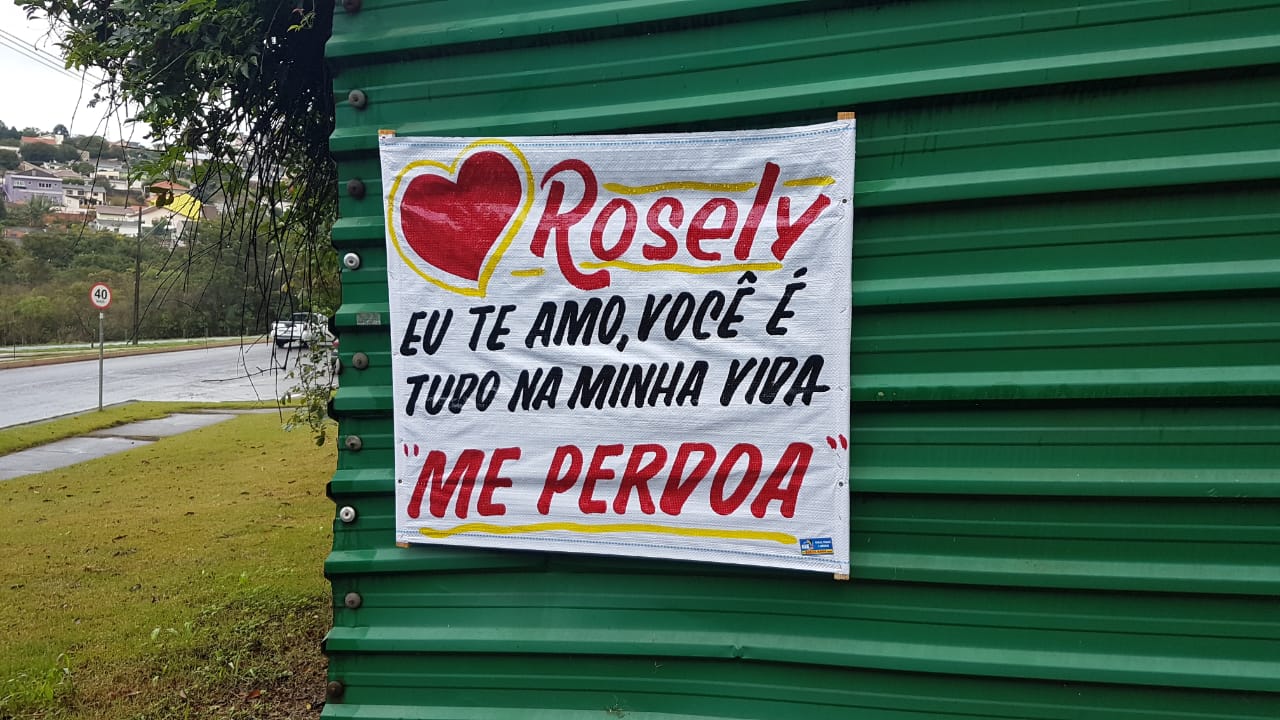 Imagem referente a Para não passar o Dia dos Namorados sozinho, pedido de reconciliação é registrado em cartaz