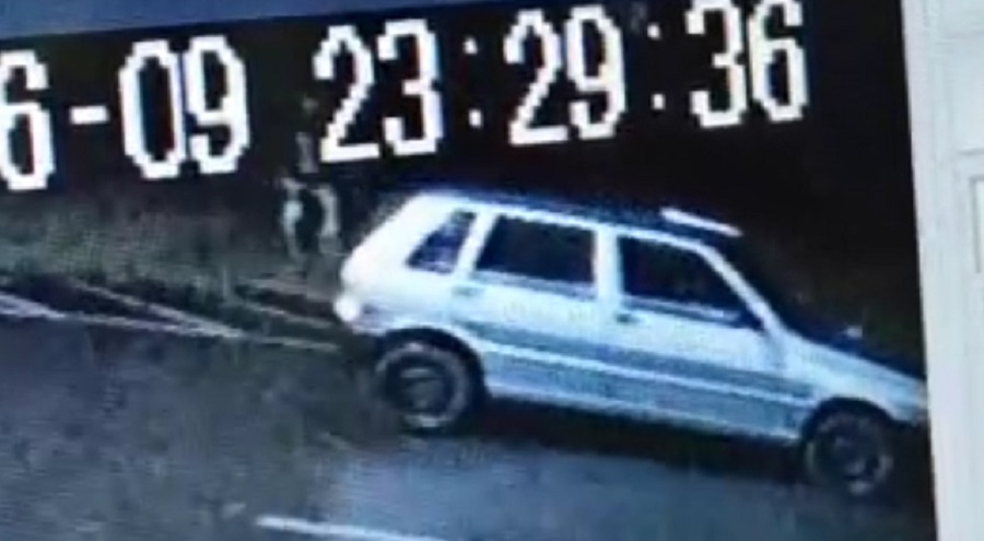 Imagem referente a Uno prata com placa AGH-2896 foi furtado no Centro; câmera de segurança flagrou indivíduos levando o automóvel