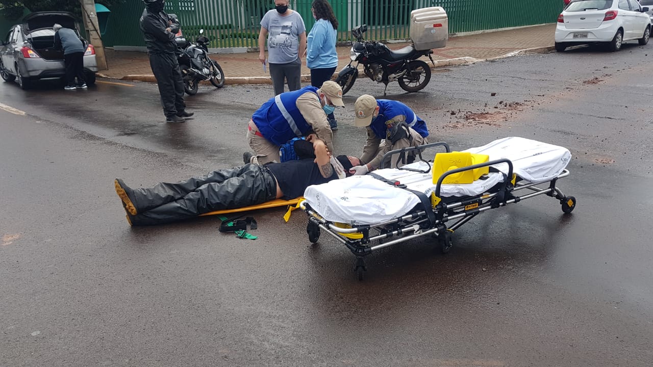 Imagem referente a Motociclista sofre luxação no ombro após tentar evitar colisão e sofrer uma queda, na Região Central