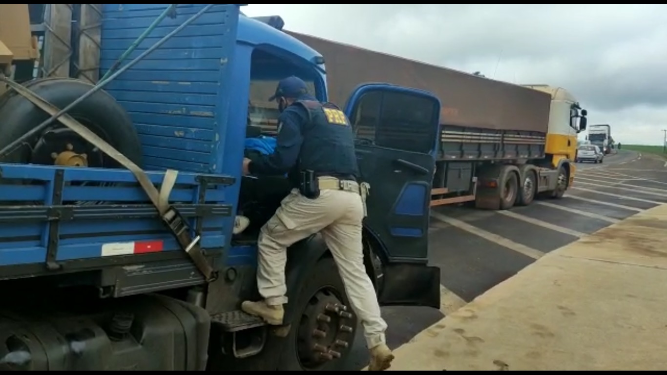 Imagem referente a PRF flagra caminhoneiro com “rebite” em abordagem na BR-277, em Cascavel