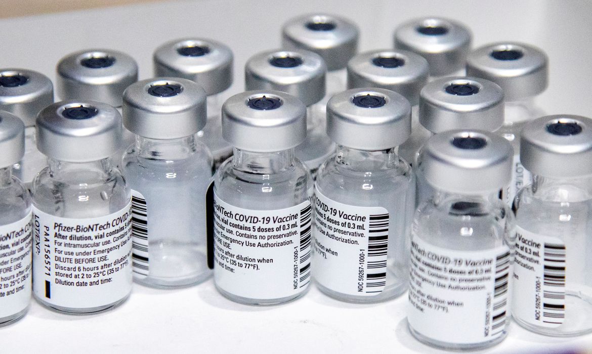 Imagem referente a Brasil recebe terceiro lote de vacinas da Pfizer na semana