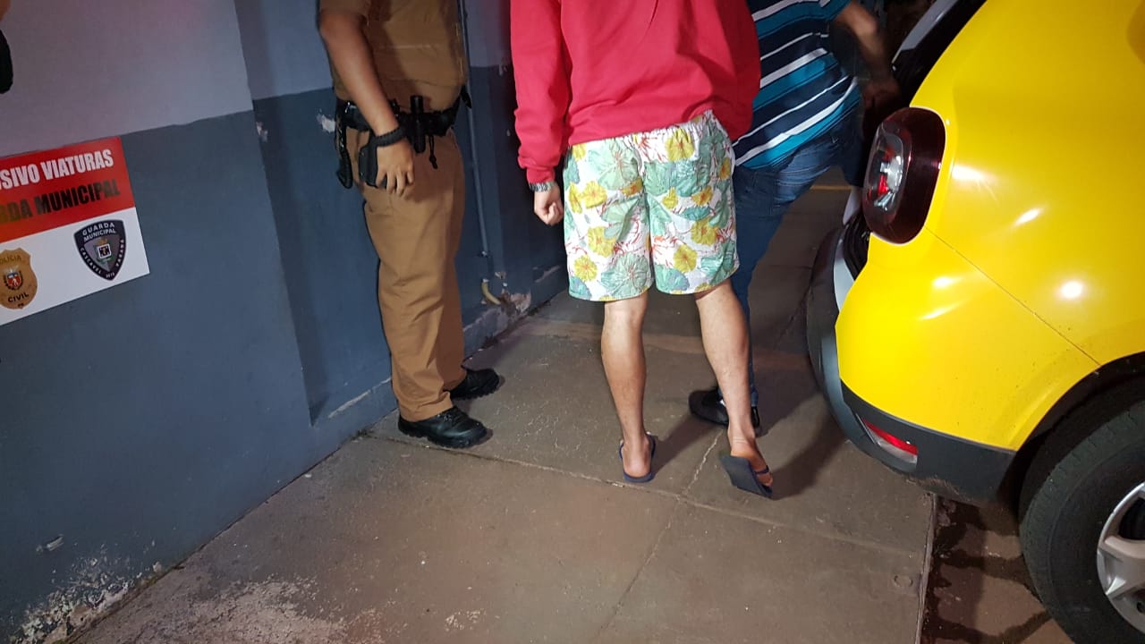 Imagem referente a Dois homens e uma mulher em atitude suspeita são detidos pela PM; ambos possuem passagem por furto e roubo