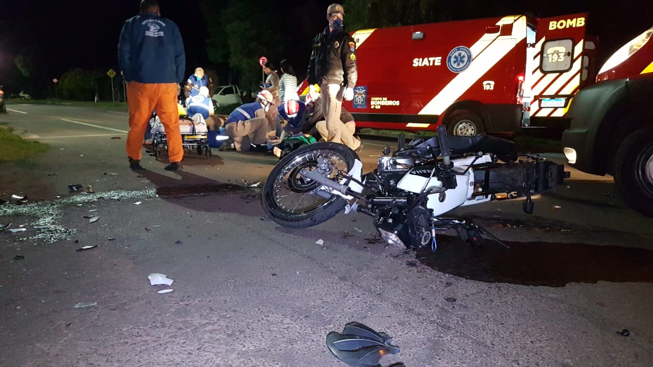 Imagem referente a Três pessoas ficam feridas em colisão entre duas motos e um carro no Cascavel Velho